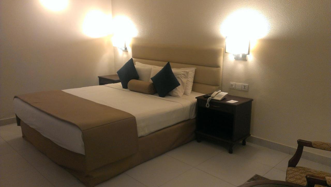 Regent Plaza Hotel & Convention Center Karachi Eksteriør billede