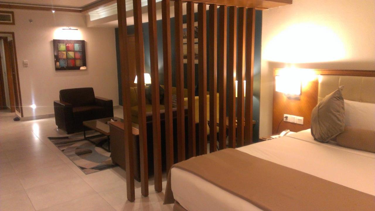 Regent Plaza Hotel & Convention Center Karachi Eksteriør billede